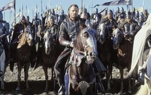 Frodo Baggins standing with Aragorn against the Nazgûl lord of the rings wallpaper
