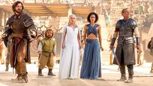 game of thrones - a group of people standing in front of a large crowd game of thrones wallpaper