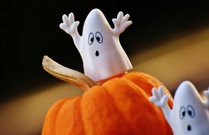 Get in the Halloween Spirit with these Ghostly Blanket Figurines! halloween wallpaper