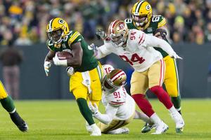 green bay packers running with the ball nfl wallpaper