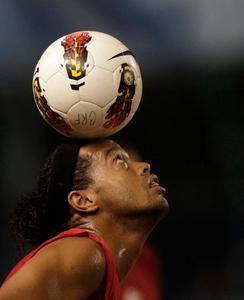 Head Balance Ronaldinho ronaldinho wallpaper