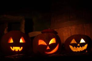 Just in time for Halloween, carved pumpkins illuminated by a full moon halloween wallpaper