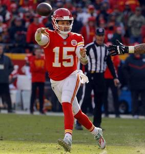 Kansas City Chiefs Quarterback Patrick Mahomes Throwing the Ball patrick mahomes wallpaper