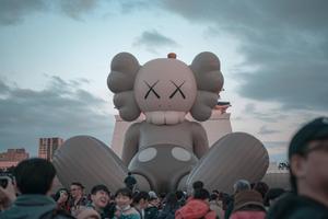 Kaws Companion Inflatable Sculpture kaws wallpaper