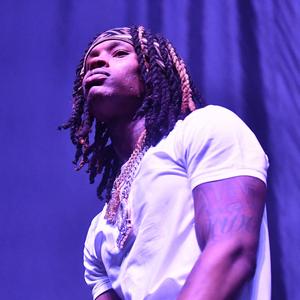 King Von Posing on Stage king von wallpaper