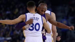 Kobe Bryant (left) and Stephen Curry (right), legendary basketball players kobe bryant wallpaper
