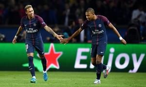 Kylian Mbappe Clapping Neymar's Hand