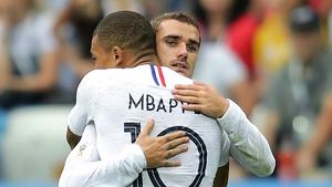 Kylian Mbappe Hugging His Teammate kylian mbappe wallpaper