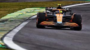 Lewis Hamilton powers through the Istanbul Park race track f1 wallpaper