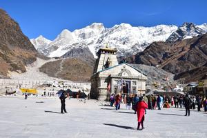 Majestic Kedarnath Temple Nestled Among the 4K Mountains kedarnath 4k wallpaper