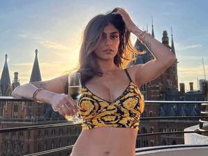 Mia Khalifa - An Icon of the Adult Entertainment Industry mia khalifa wallpaper