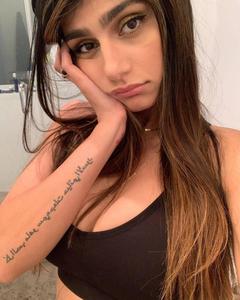 Mia Khalifa Sad mia khalifa wallpaper