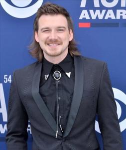 Morgan Wallen singing live in concert morgan wallen wallpaper