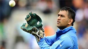 Ms Dhoni Catching Cricket Ball ms dhoni wallpaper