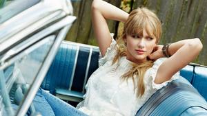 Music Icon Taylor Swift Relaxes taylor swift wallpaper
