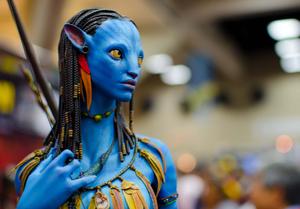 Neytiri accompanies Jake Sully in their captivating journey in Pandora avatar wallpaper