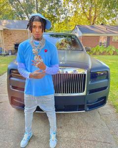NLE Choppa in a stylish pose nle choppa wallpaper