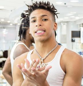 Nle Choppa striking a pose on stage nle choppa wallpaper
