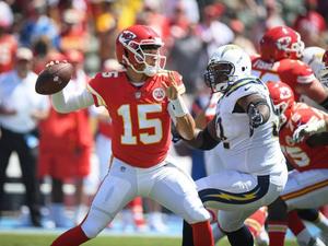 Patrick Mahomes Fights Through Block patrick mahomes wallpaper