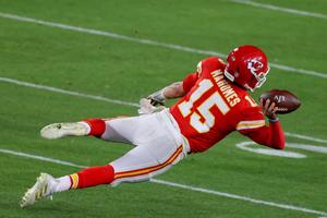 Patrick Mahomes throwing a football patrick mahomes wallpaper