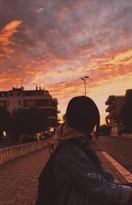 PFP Aesthetic Girl Under Sunset pfp aesthetic wallpaper