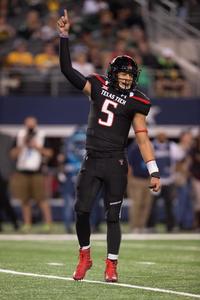Powerful Throw by Patrick Mahomes patrick mahomes wallpaper