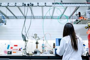 Professionelle laborumgebung mit fortschrittlicher technologie