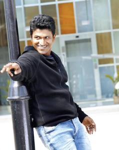 Puneeth Rajkumar Leaning On Pole puneeth rajkumar wallpaper