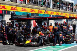 red bull racing pit crews at the pit lane f1 wallpaper