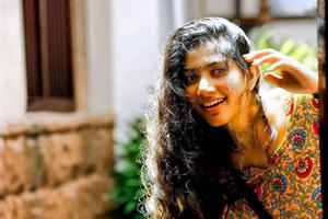 Sai Pallavi Peeping Around sai pallavi wallpaper