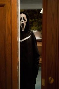 Scream Ghostface Behind Door scream wallpaper