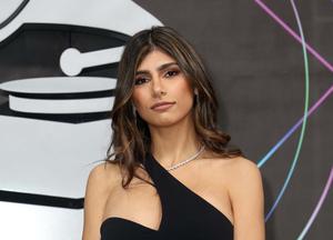 Seductive Gaze of Mia Khalifa mia khalifa wallpaper
