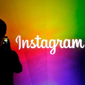 Sharing sweet memories with your friends instagram wallpaper