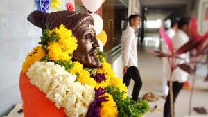 Shivaji Maharaj Statue With Flowers And Garlands HD shivaji maharaj hd wallpaper