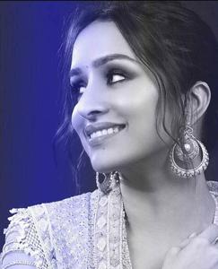 Shraddha Kapoor Heroine heroine wallpaper