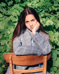 Singer Olivia Rodrigo emerging as a pop sensation olivia rodrigo wallpaper