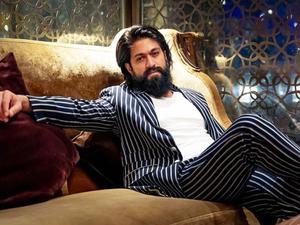 South Hero Posed On Gold Sofa south hero wallpaper