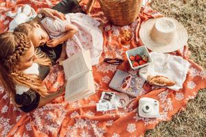 Spend quality time with your mom this Mother's Day and go for a picnic, it'll make her happy! mothers day wallpaper
