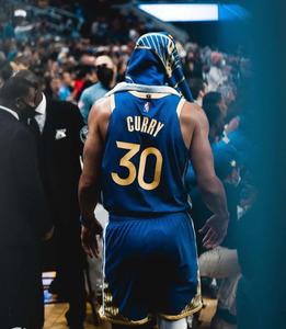 Stephen Curry driving the ball down the court stephen curry wallpaper