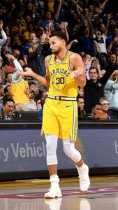 Stephen Curry on the court stephen curry wallpaper