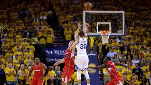 Stephen Curry Shooting on Basketball Court stephen curry wallpaper