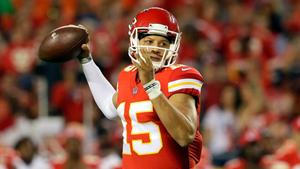 Superstar quarterback Patrick Mahomes throws for the Chiefs patrick mahomes wallpaper