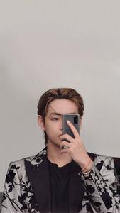 Taehyung Mirror Selca taehyung wallpaper
