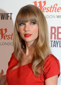 Taylor Swift Flaunting Her Signature Look taylor swift wallpaper