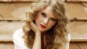 Taylor Swift Flawlessly Performing at Sencit Music Festival. taylor swift wallpaper