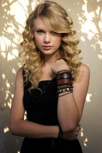 Taylor Swift Glowing in the Spotlight taylor swift wallpaper