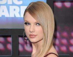Taylor Swift gracing the red carpet taylor swift wallpaper
