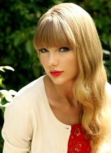 Taylor Swift looking amazing in a chic red dress taylor swift wallpaper