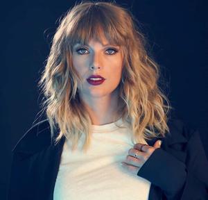 Taylor Swift looking chic in her signature style taylor swift wallpaper