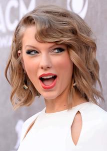 Taylor Swift looking glamorous during an award show taylor swift wallpaper